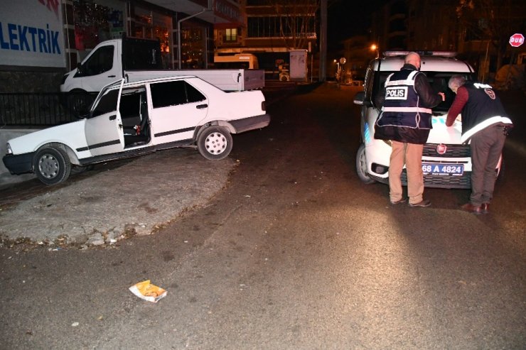 Araçla polisten kaçan maskesiz gençler alkollü çıktı