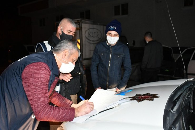 Araçla polisten kaçan maskesiz gençler alkollü çıktı