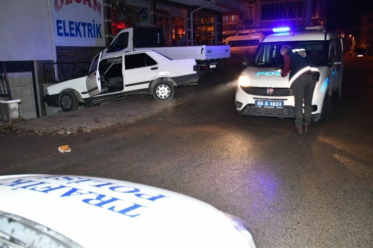 Araçla polisten kaçan maskesiz gençler alkollü çıktı