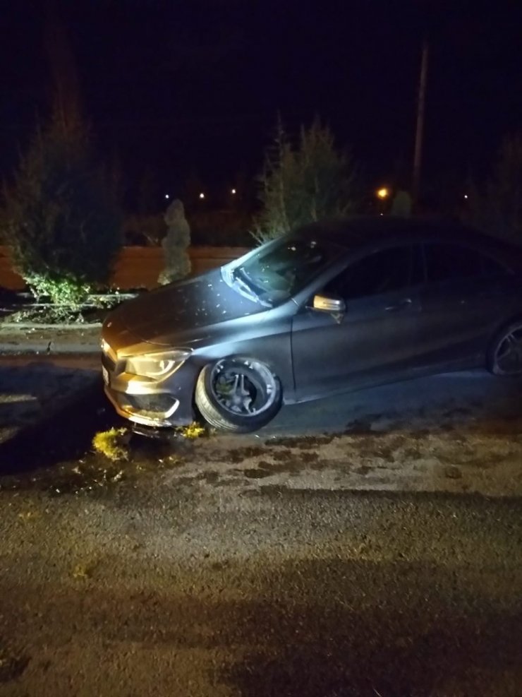 Polisten kaçıp kaza yaptı, otomobilden eroin çıktı