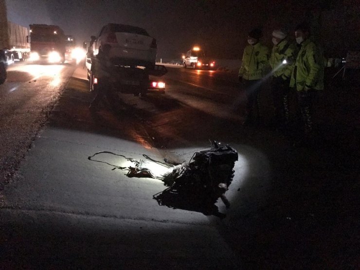Tıra çarpan otomobilin motoru 25 metre uzağa fırladı