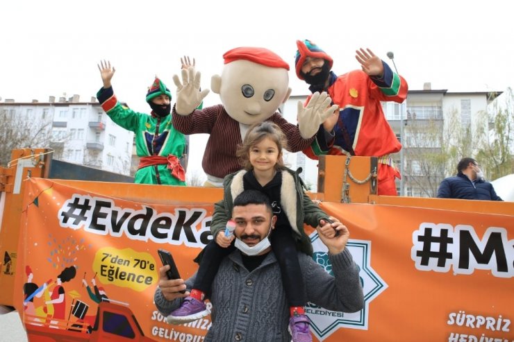 Sokağa çıkamayanlara kamyonet kasasında moral konseri
