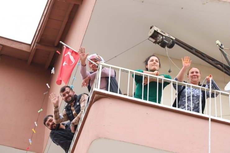 Sokağa çıkamayanlara kamyonet kasasında moral konseri