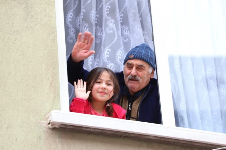 Sokağa çıkamayanlara kamyonet kasasında moral konseri