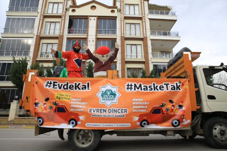 Sokağa çıkamayanlara kamyonet kasasında moral konseri