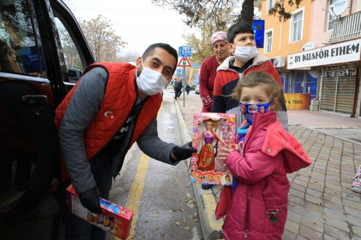 Sokağa çıkamayanlara kamyonet kasasında moral konseri