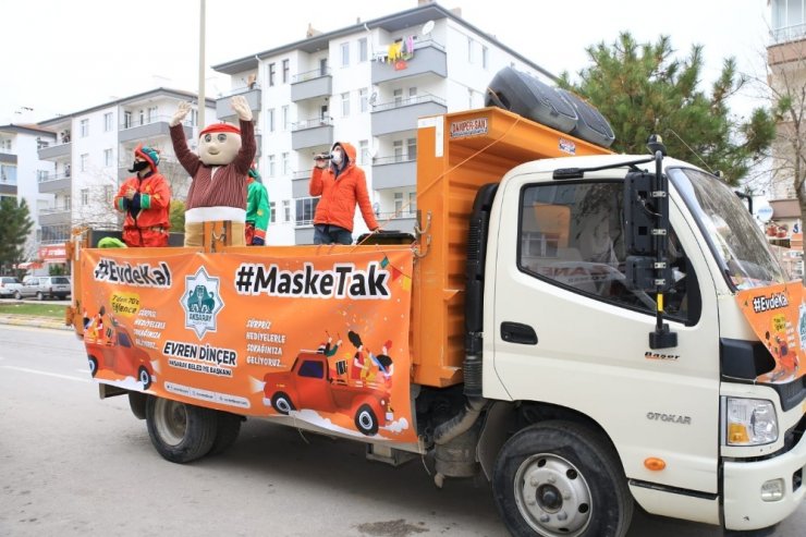 Sokağa çıkamayanlara kamyonet kasasında moral konseri