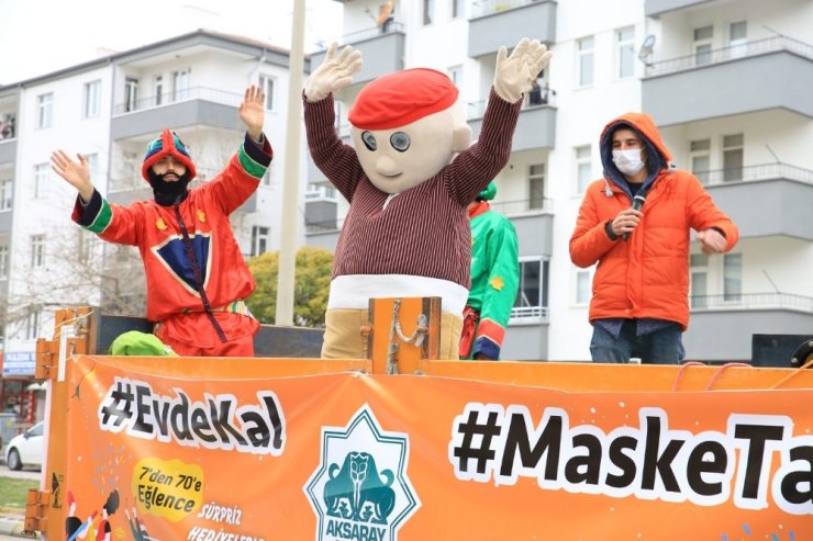 Sokağa çıkamayanlara kamyonet kasasında moral konseri