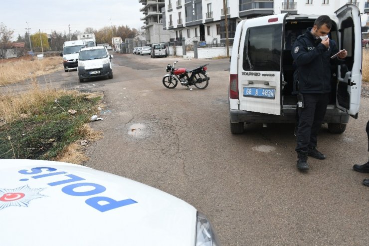 Kısıtlamaya uymayan genç tescilsiz motosikletle yakalandı