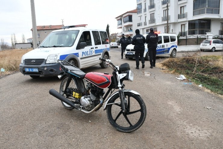 Kısıtlamaya uymayan genç tescilsiz motosikletle yakalandı
