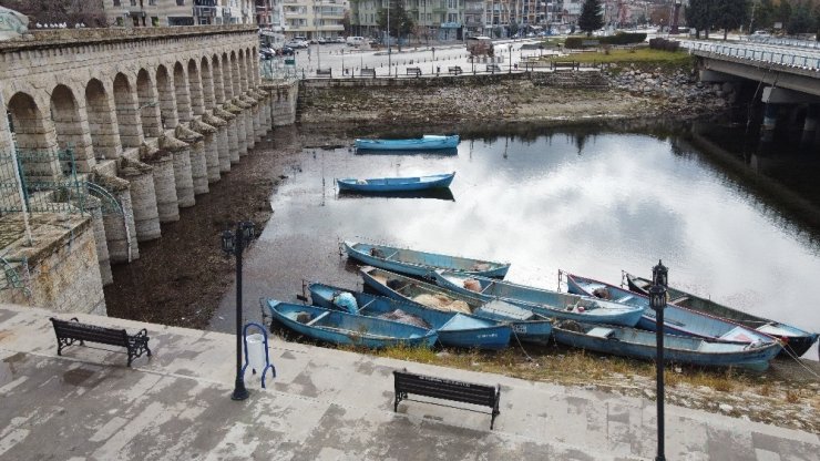 Beyşehir Gölü’nde kısıtlamadan muaf balıkçılar da mesai yaptı