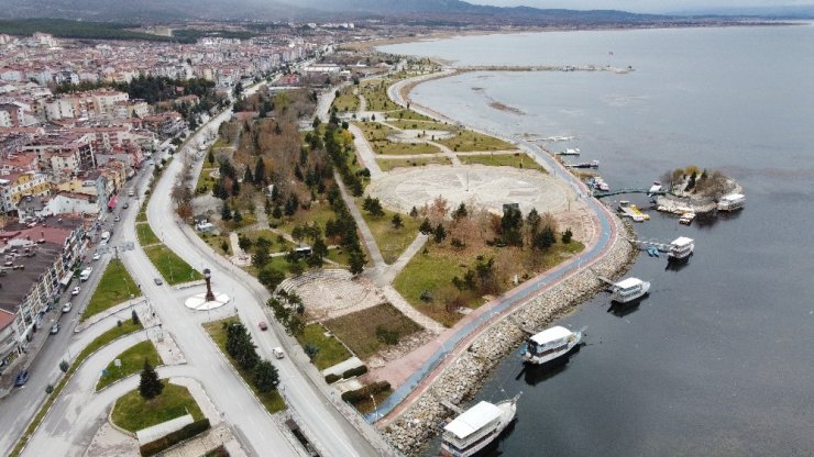 Beyşehir Gölü’nde kısıtlamadan muaf balıkçılar da mesai yaptı