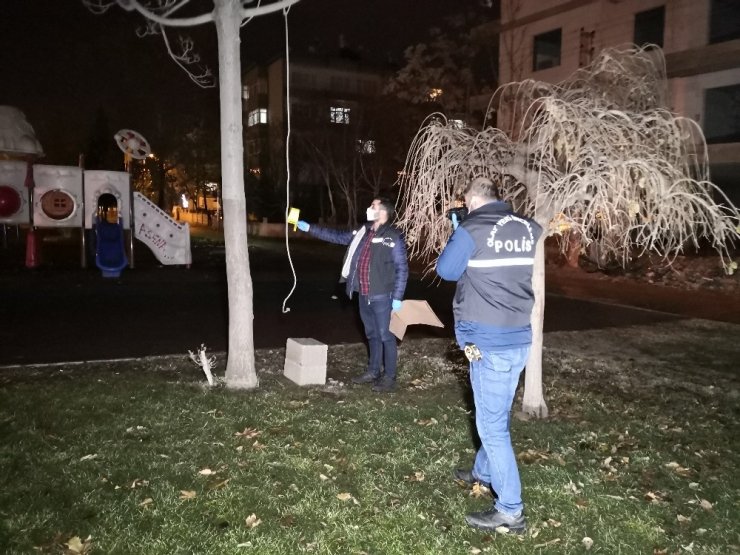 Kendini ağaca asan genci kucaklayarak kurtardı