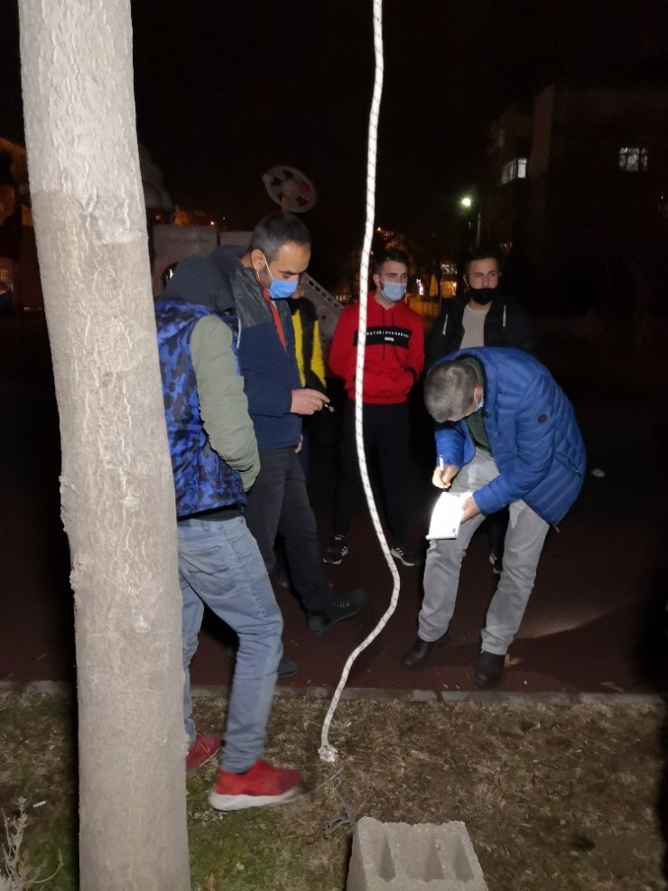 Kendini ağaca asan genci kucaklayarak kurtardı