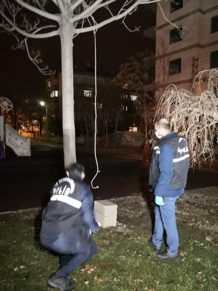 Kendini ağaca asan genci kucaklayarak kurtardı