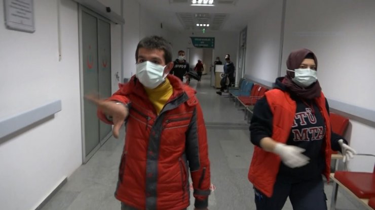 Kendini ağaca asan genci kucaklayarak kurtardı