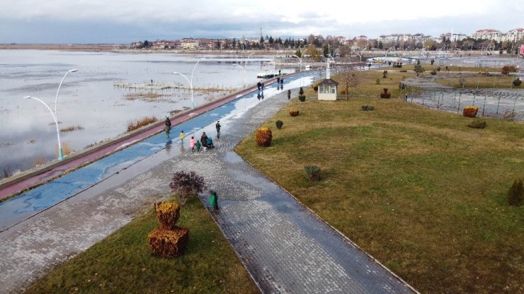 Beyşehir Gölü kıyısındaki parklara hafta içinde de ilgi arttı