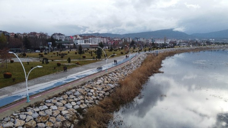 Beyşehir Gölü kıyısındaki parklara hafta içinde de ilgi arttı