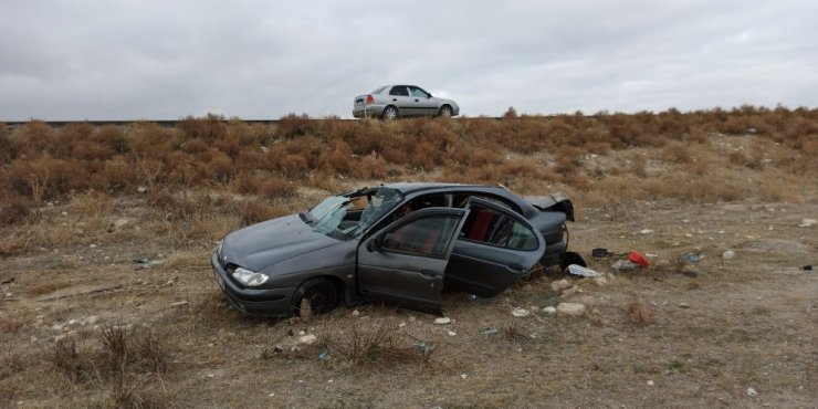Şarampole devrilen otomobilde 2 kişi yaralandı