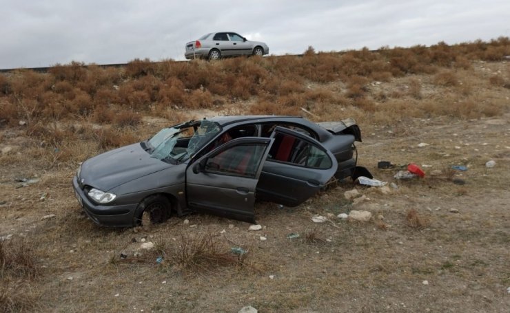 Şarampole devrilen otomobilde 2 kişi yaralandı