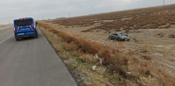 Şarampole devrilen otomobilde 2 kişi yaralandı