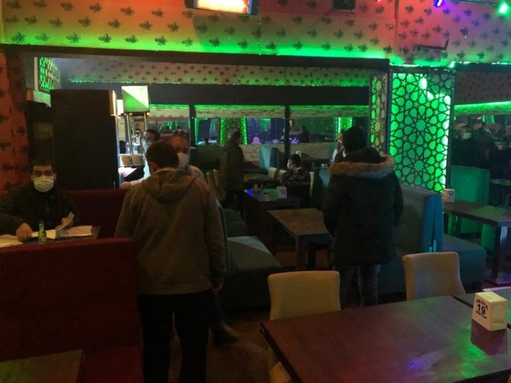 Sokağa çıkma yasağında faaliyette olan ruhsatsız eğlence mekanına baskın