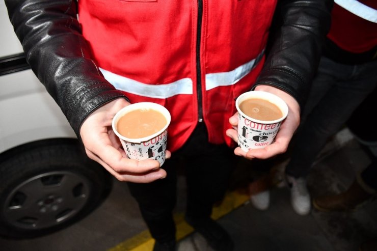 Kızılay’dan polislere çay-kahve servisi