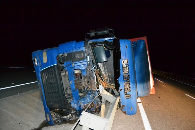 Bariyerler devrilen tırın kabinine ok gibi saplandı: 2 ölü