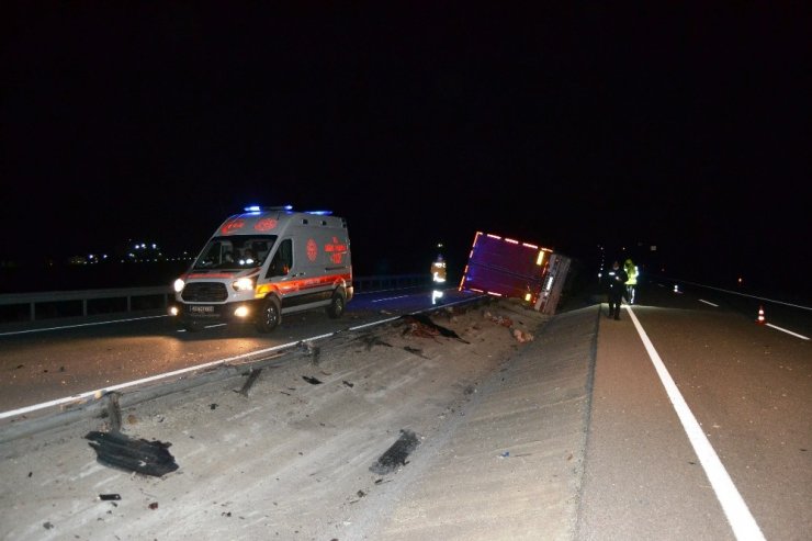 Bariyerler devrilen tırın kabinine ok gibi saplandı: 2 ölü