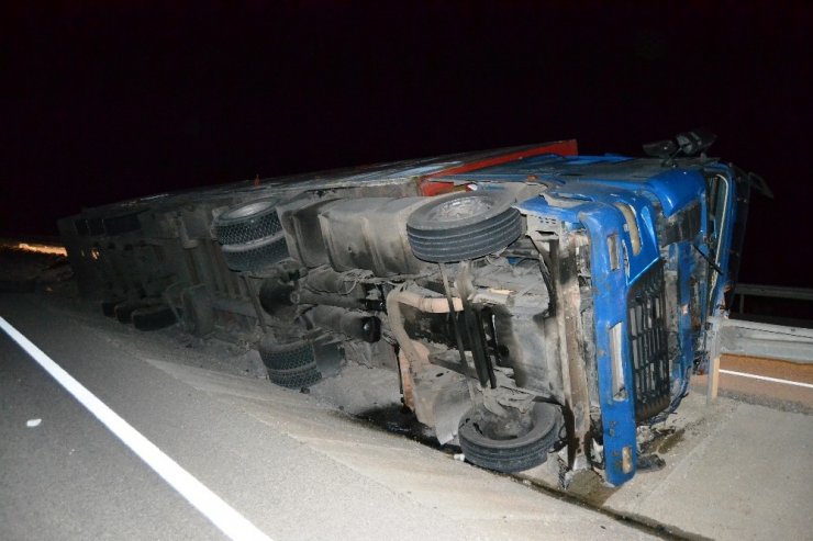 Bariyerler devrilen tırın kabinine ok gibi saplandı: 2 ölü
