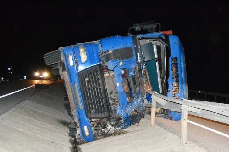 Bariyerler devrilen tırın kabinine ok gibi saplandı: 2 ölü
