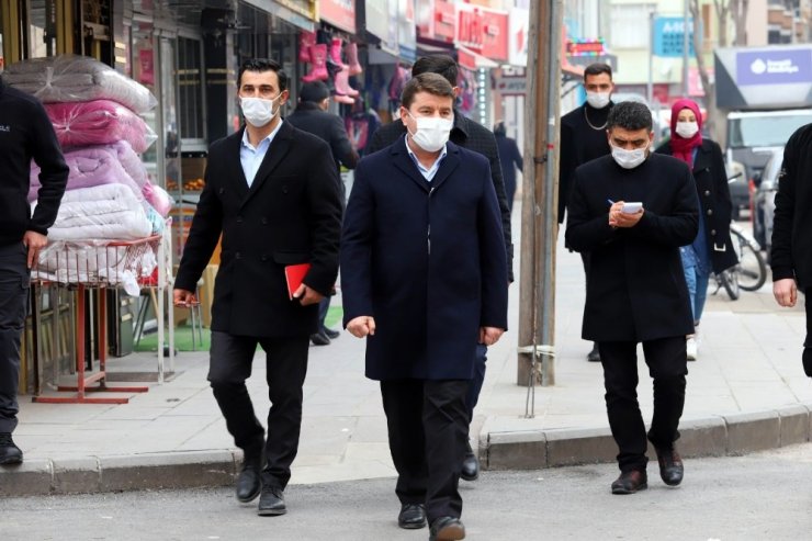 Belediye Başkan Evren Dinçer esnafları dinliyor