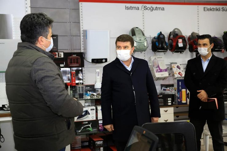 Belediye Başkan Evren Dinçer esnafları dinliyor