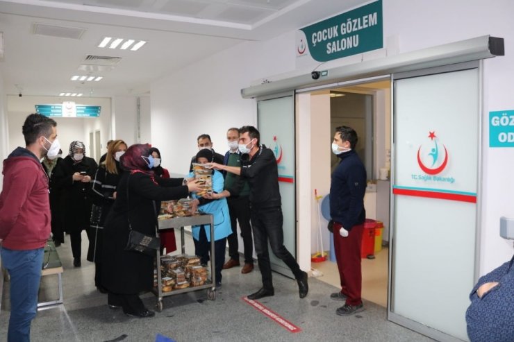 AK Parti heyetinden mücadelenin başkahramanlarına ikram