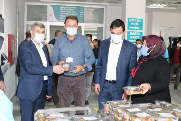 AK Parti heyetinden mücadelenin başkahramanlarına ikram
