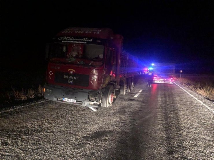 Kamyon ile kamyonet çarpıştı: 1 ölü