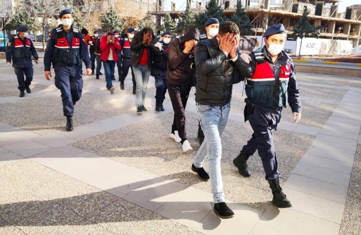 Otomobil sürücüsünü darp edip babasını öldüren şüphelilerden 1’i tutuklandı