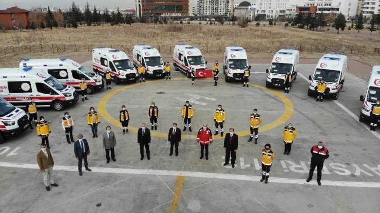 Ambulanslar ile Türk Bayrağı koreografisi