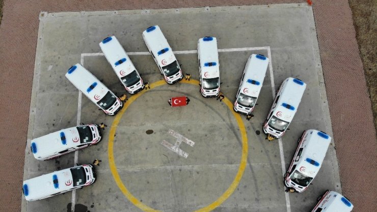 Ambulanslar ile Türk Bayrağı koreografisi
