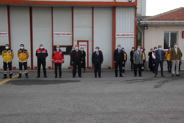 Ambulanslar ile Türk Bayrağı koreografisi