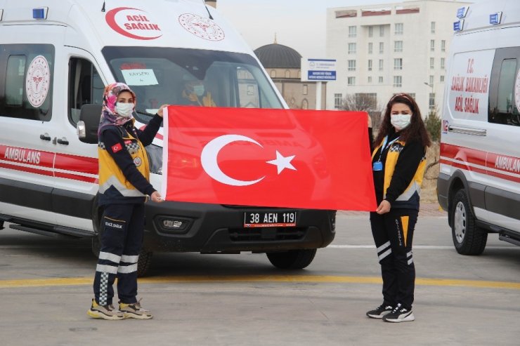 Ambulanslar ile Türk Bayrağı koreografisi