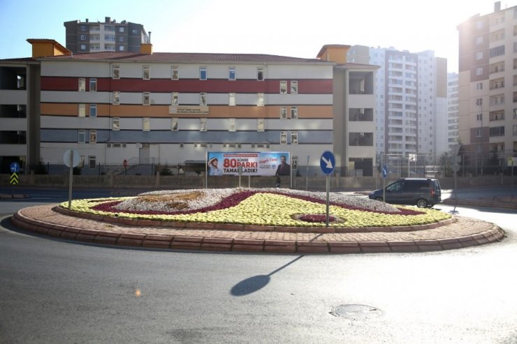 Melikgazi’de 200 bin adet mevsimlik çiçek dikimi yapıldı