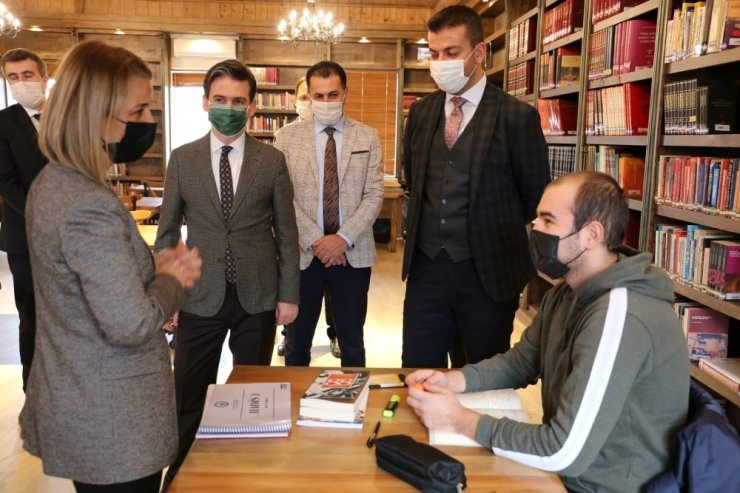 Vali Becel, kütüphanede ders yapan öğrencilerle sohbet etti
