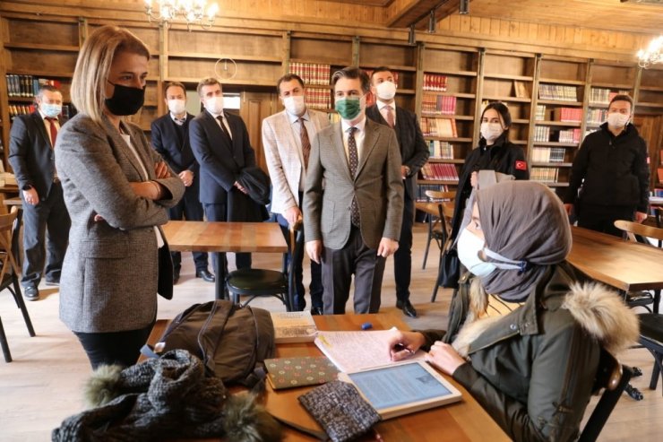 Vali Becel, kütüphanede ders yapan öğrencilerle sohbet etti