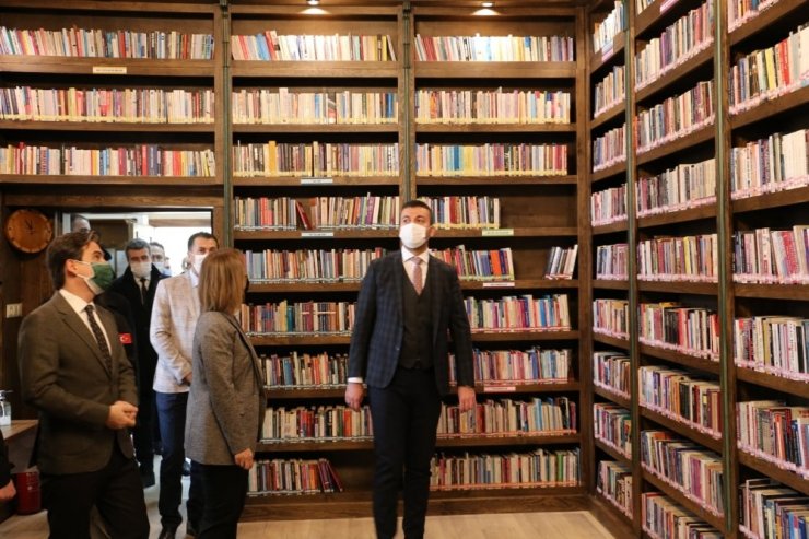 Vali Becel, kütüphanede ders yapan öğrencilerle sohbet etti