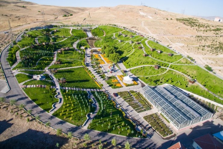 Dört mevsim güzelliğine doyulmayan Sincan Sera Park
