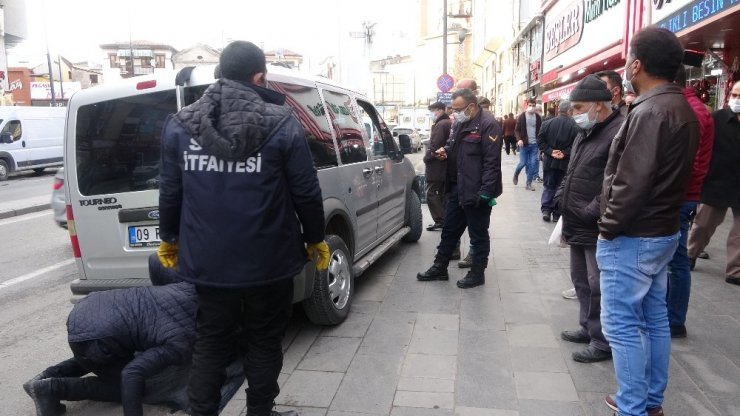 Hayvansever vatandaş dayanamadı, yaklaşık 2 saat çabaladı