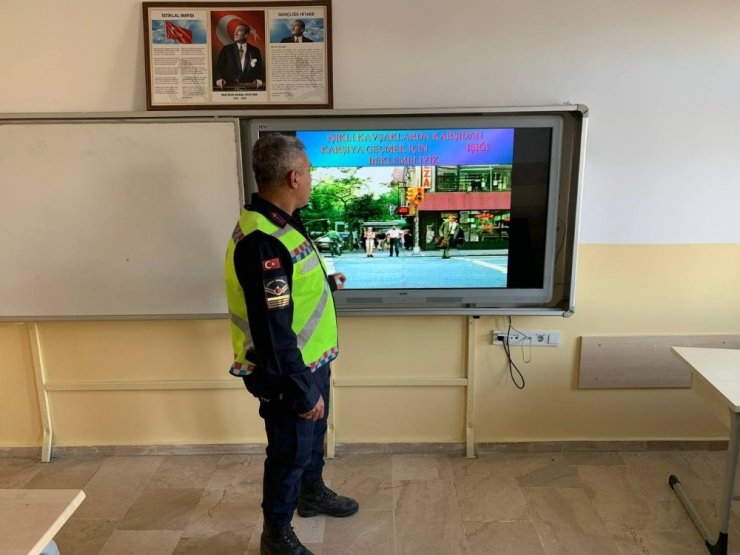 Jandarma EBA üzerinden ders verdi