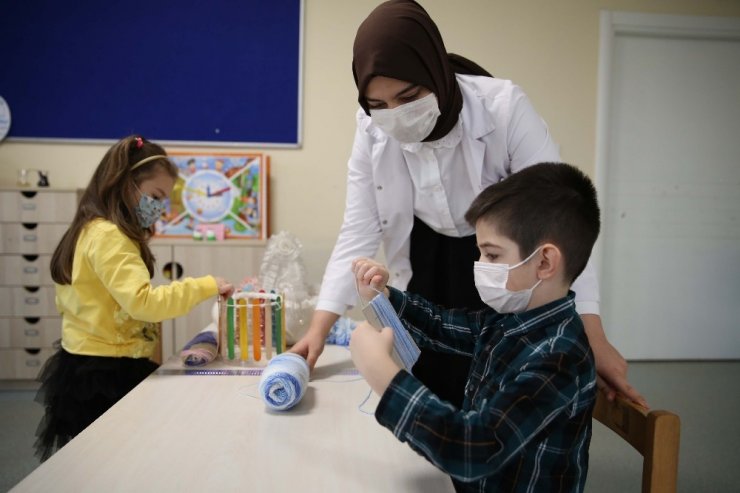 TDV anaokulu öğrencilerinden ihtiyaç sahibi kardeşleri için atkı