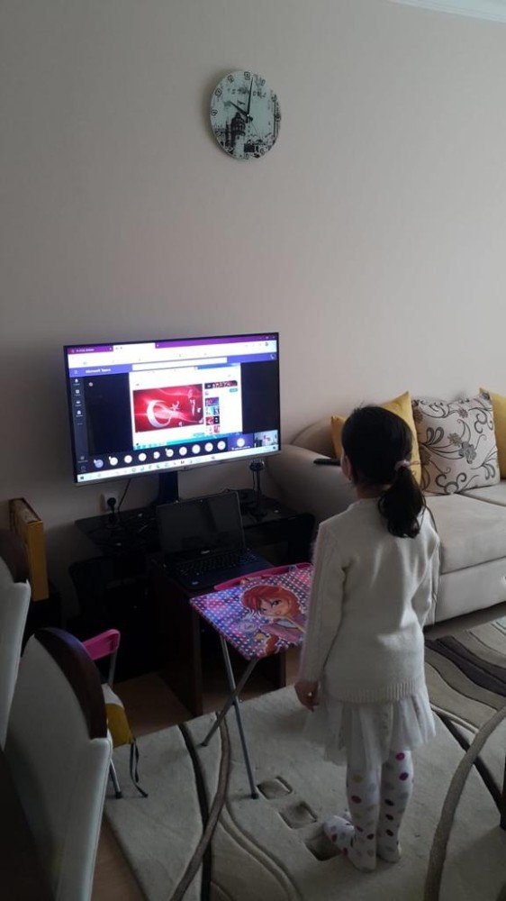 Öğretmenler okulda öğrenciler de evlerinde bayrak törenine eşlik etti